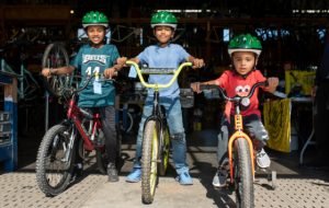 3 niños con sus bicicletas